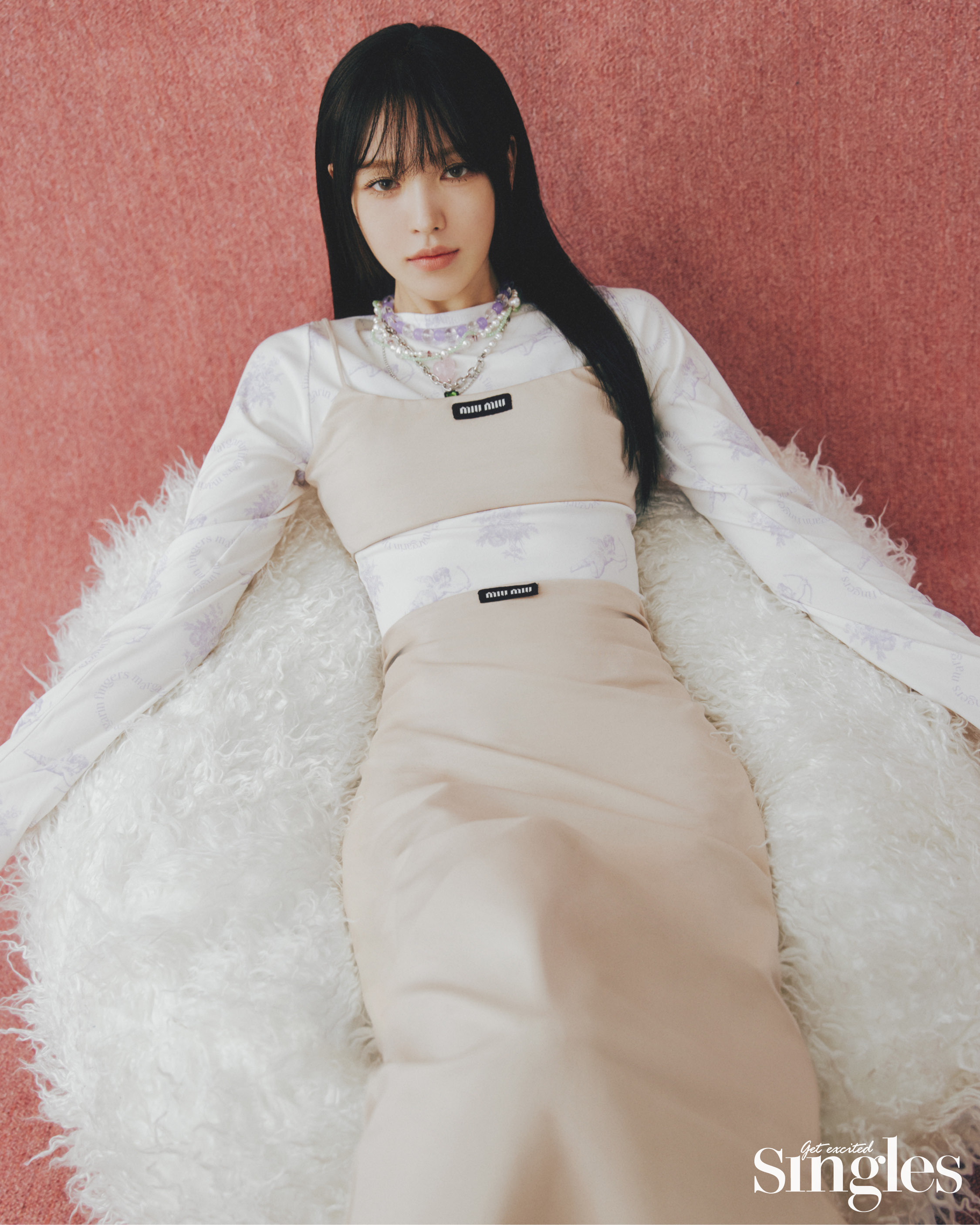 웬디가 미우미우의 톱과 스커트, 마가린핑거스의 이너 톱, 프루타의 라벤터 구슬 네크리스, 뮤세의 핑크 펜던트 네크리스와 그린 크리스탈 펜던트 네크리스를 착용하고 촬영한 싱글즈 화보